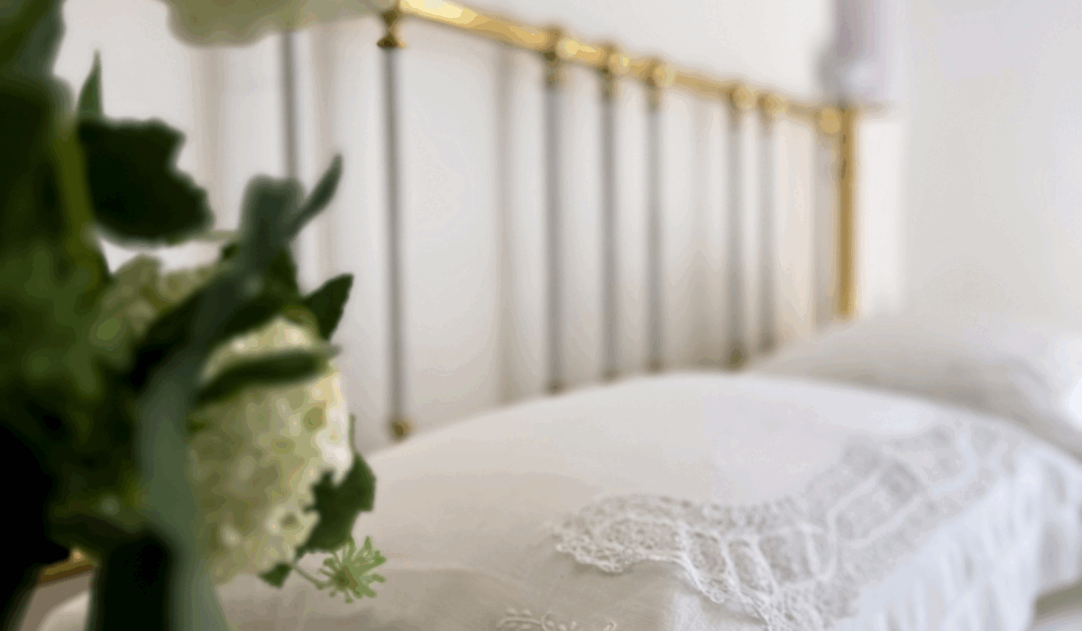 Letto con biancheria elegante ricamata a mano